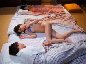 Chú trừng phạt đứa cháu hư hỏng luôn để ngực trần khi ở nhà