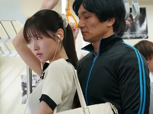 Bố mẹ gửi vể quê, cô gái rảnh rỗi gạ định anh hàng xóm