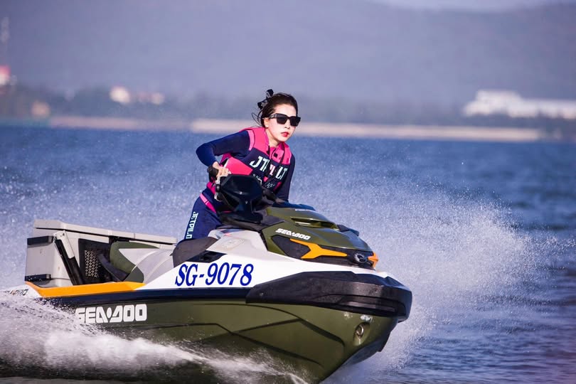 Băng đảng 91C đã thoát khỏi lưới. Người chủ quay trở lại đấu trường. Tài xế già Tanhua ❤️Người mẫu khách sạn có làn da trắng và đôi chân dài. Cô gái trẻ lần đầu tiên đi làm thêm có chút ngần ngại khi phải từ bỏ...